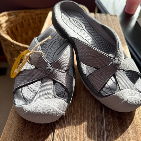 Keen Women's Bali Slide Sandal with Cross Strap Design and Cushioned Sole - Picture 8 of 17